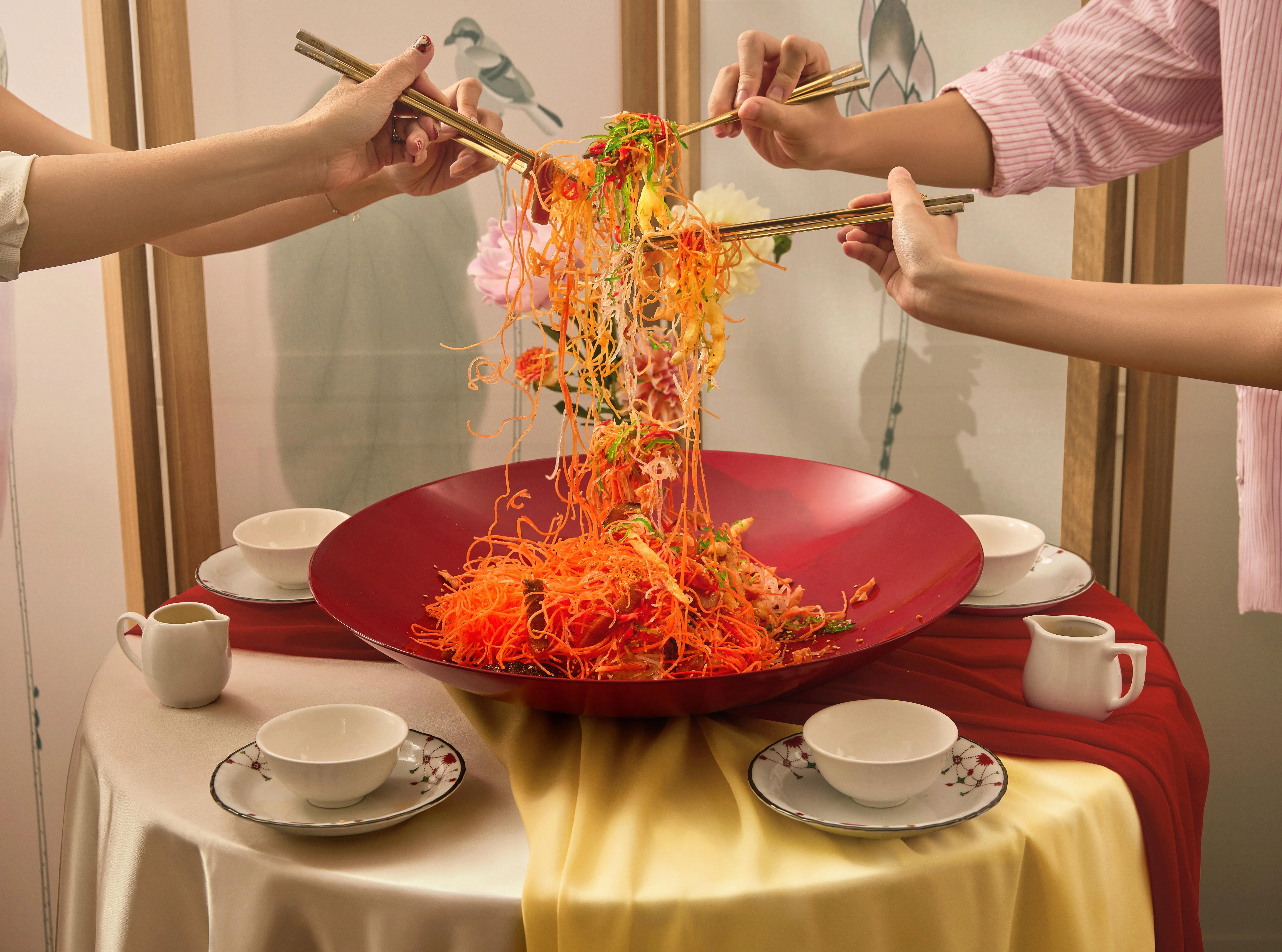 华乐酒家创新推出金银富贵鱼生，主打海参和银鱼。（酒店提供）