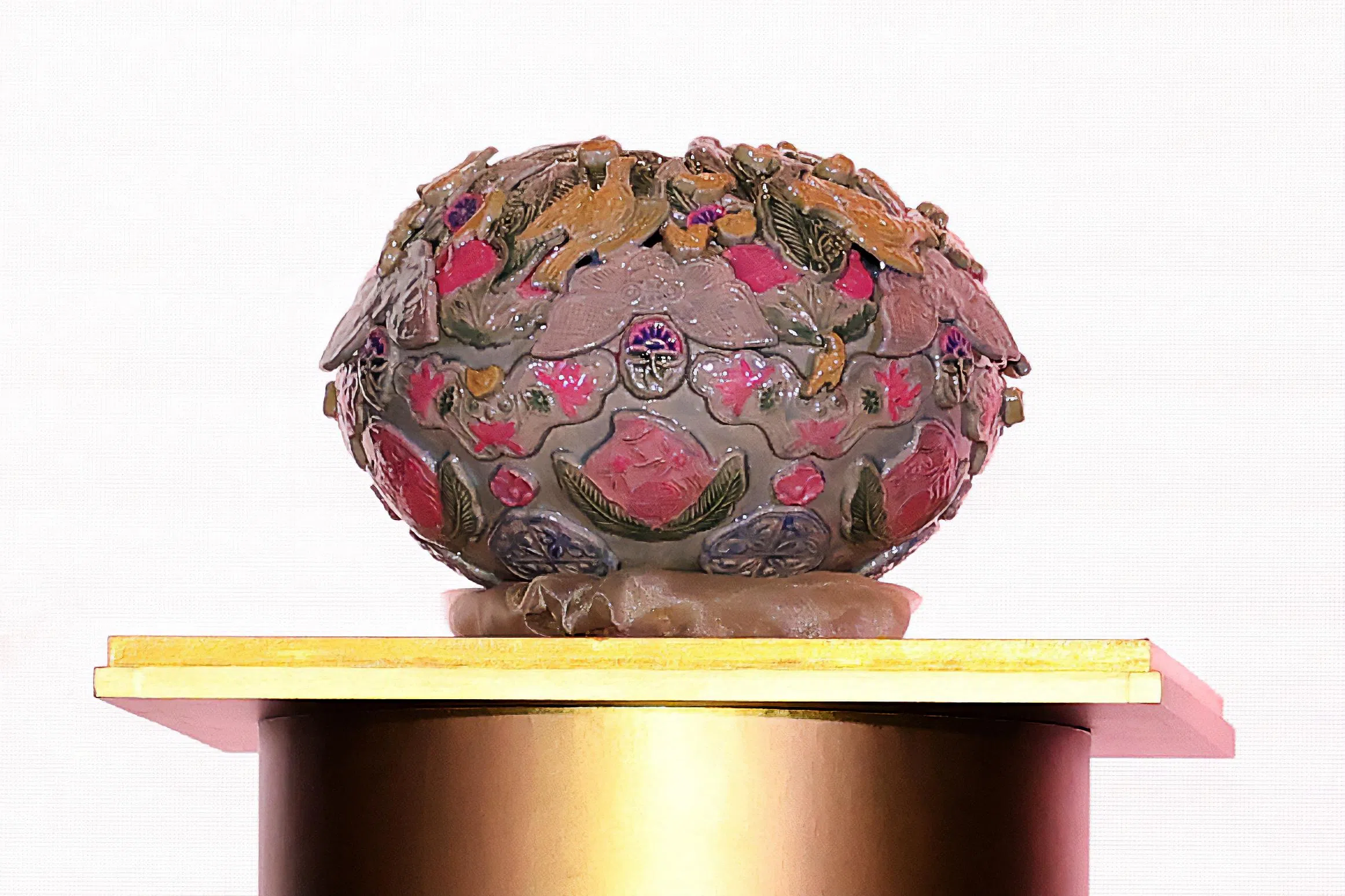 名为“太阳、月亮与雀”的荧光漆陶塑摆件，由27岁本地陶瓷艺术家潘施颖制作，作品反映我国的多元文化，构建了温暖的社区。（郑一鸣摄）