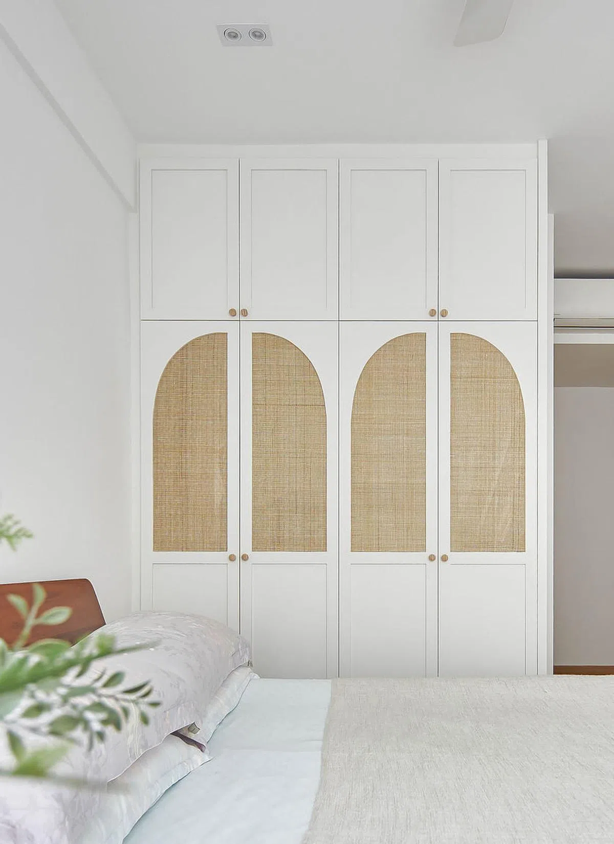 衣柜的门采拱形设计。