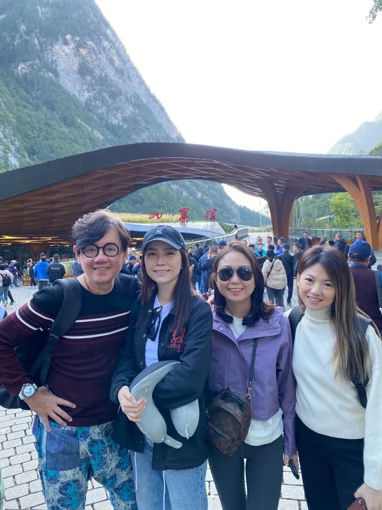 马艺瑄（左二）的骑行团友包括音乐人李偲菘（左一）。（马艺瑄提供）