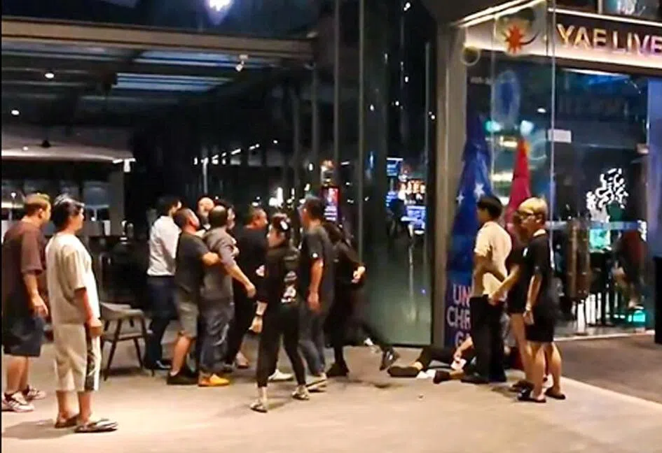 聚悦市场部总监沈燕琳说，20多岁的员工李俊辉被打得脸部流血，当场说不出话。（取自社交媒体）