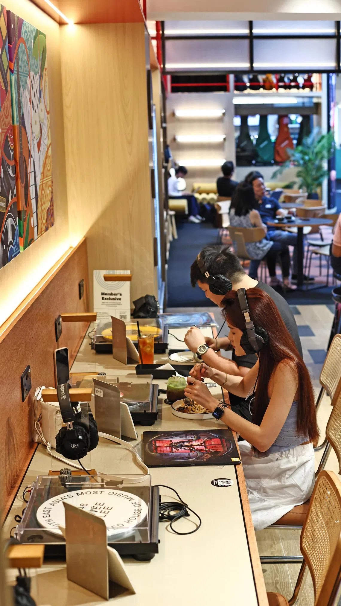 在瑞立乐器，美食和音乐为顾客带来双重享受。（陈渊庄摄）