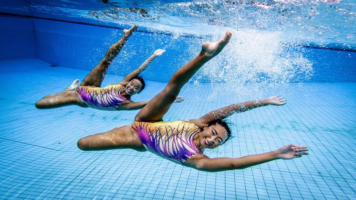 《联合早报》高级摄影记者叶振忠捕捉新加坡花游组合杨欣（左）和苏俐妃（右）练习时的情景，在今年的亚洲新闻摄影大赛中获得肖像组的金奖。（叶振忠摄）