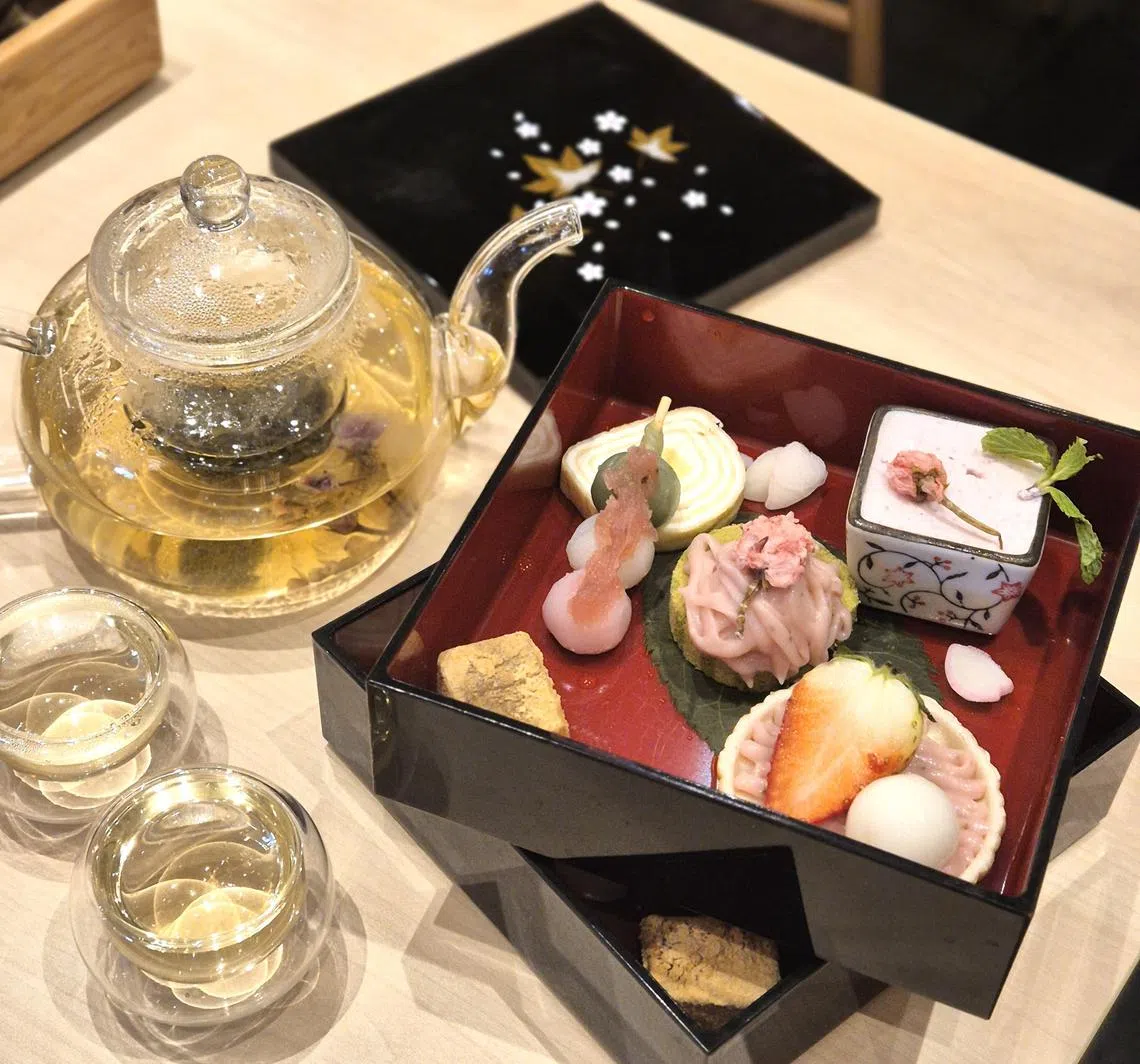 下午茶共有六道樱花主题的粉色甜点，配上一壶樱花茶。（陈爱薇摄）