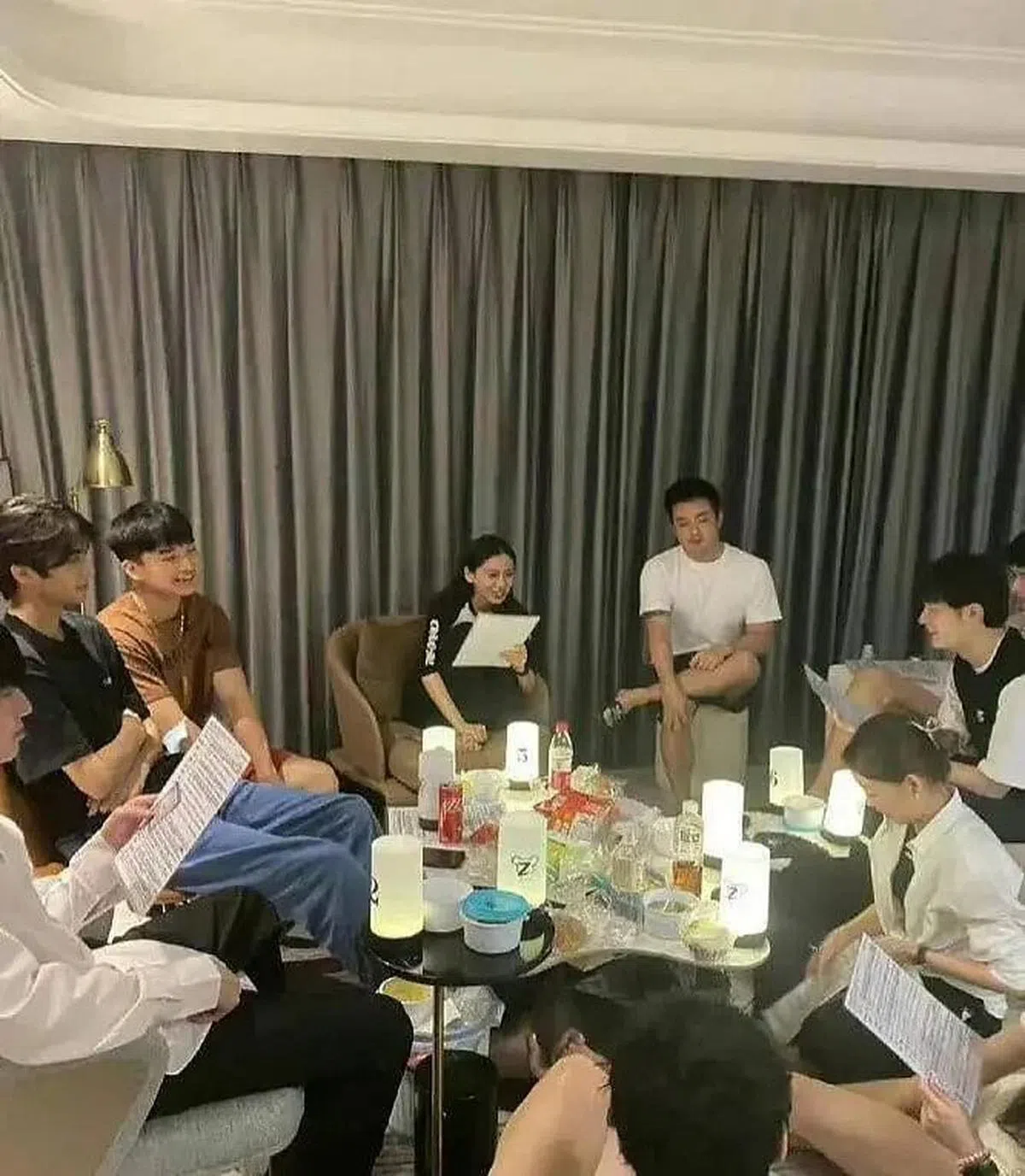 Angelababy与一群朋友聚会玩“剧本杀”。（图/互联网）