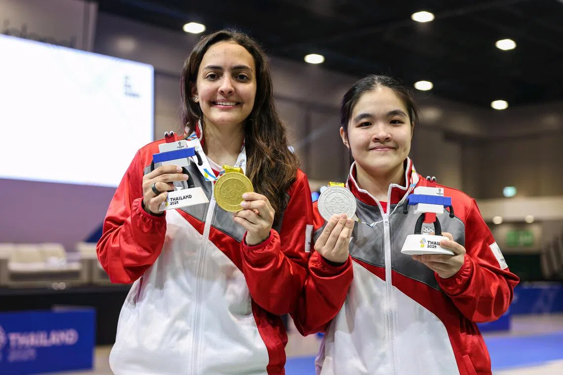 阿米塔（左）和黄颉歆在女子花剑个人项目中，为我国包揽金银牌。（海峡时报）