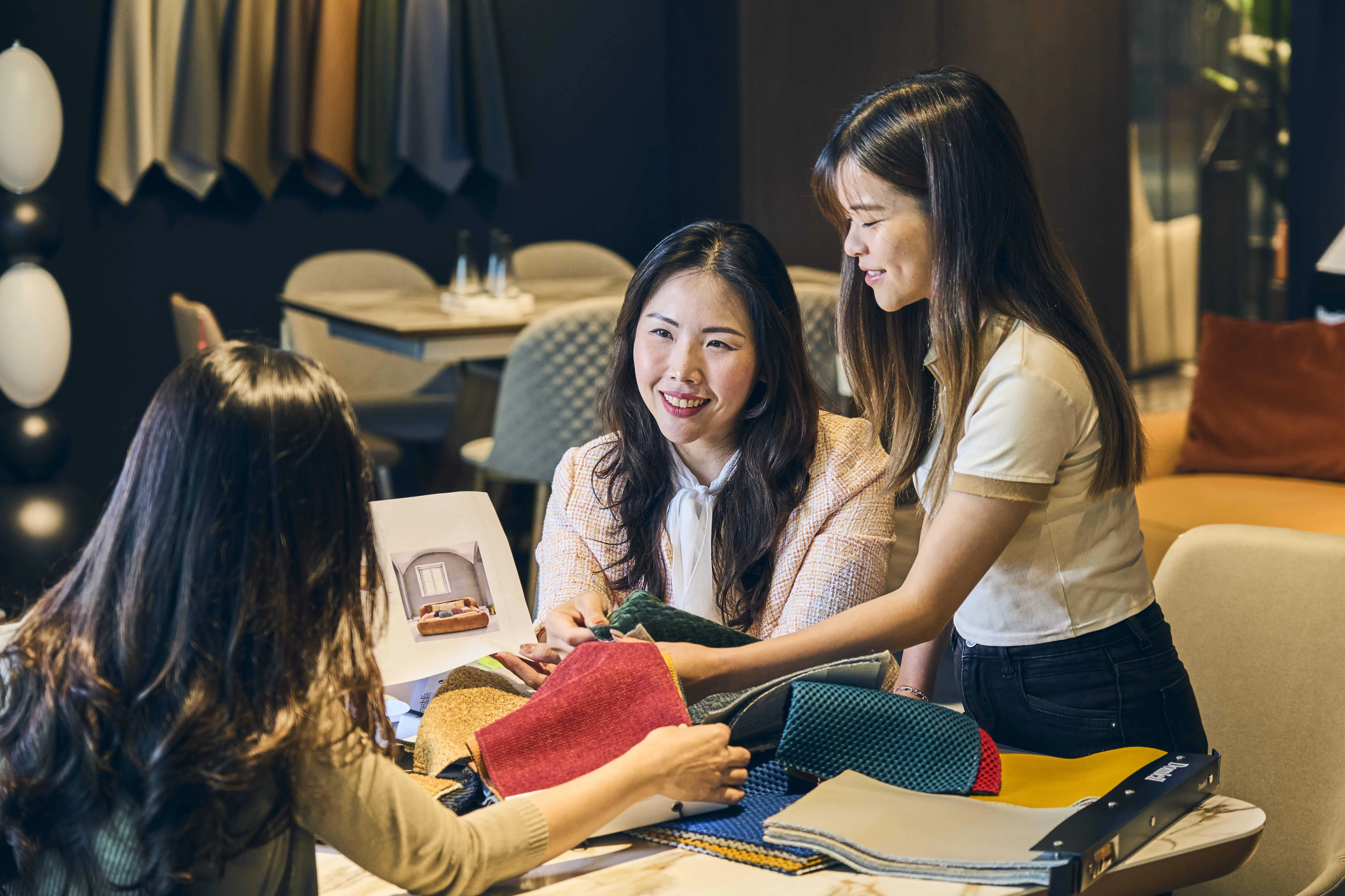 潘美琪（中）表示，“可定制”是华达利旗下品牌沙发的卖点，从皮革选择到个性化设计，顾客都可根据个人喜好和预算定制自己心仪的沙发。（图/新报业媒体）