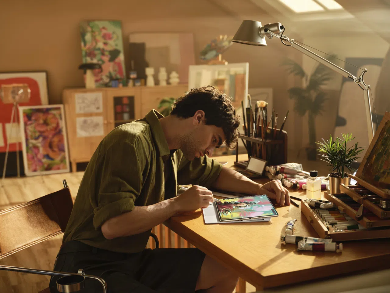 MatePad Pro（12.2英寸）屏幕可显示鲜艳逼真色彩，同时减少眼睛疲劳。（华为提供）