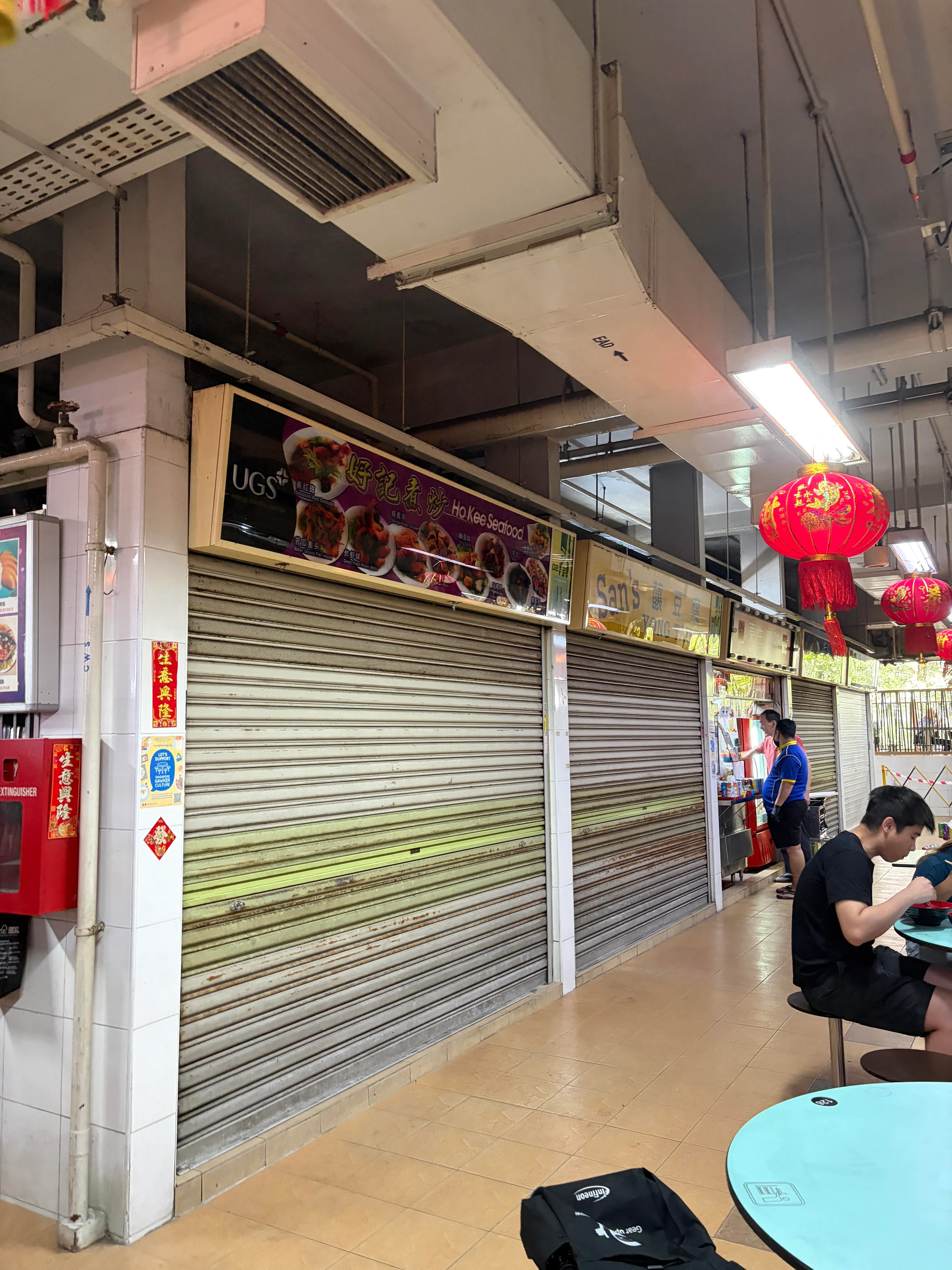 失火煮炒摊与同排四个摊位都无法开档做生意。（董柏汝摄）