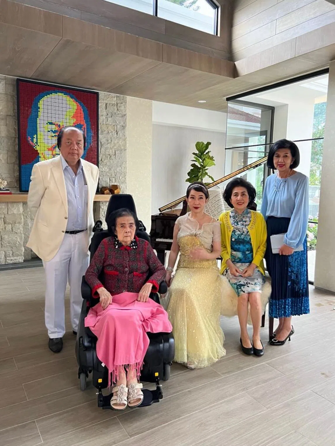 今年3月24日翁俊民70岁生日时拍的全家照。（左起）翁俊民、翁俊民母亲、太 太李红、大妹及小妹。