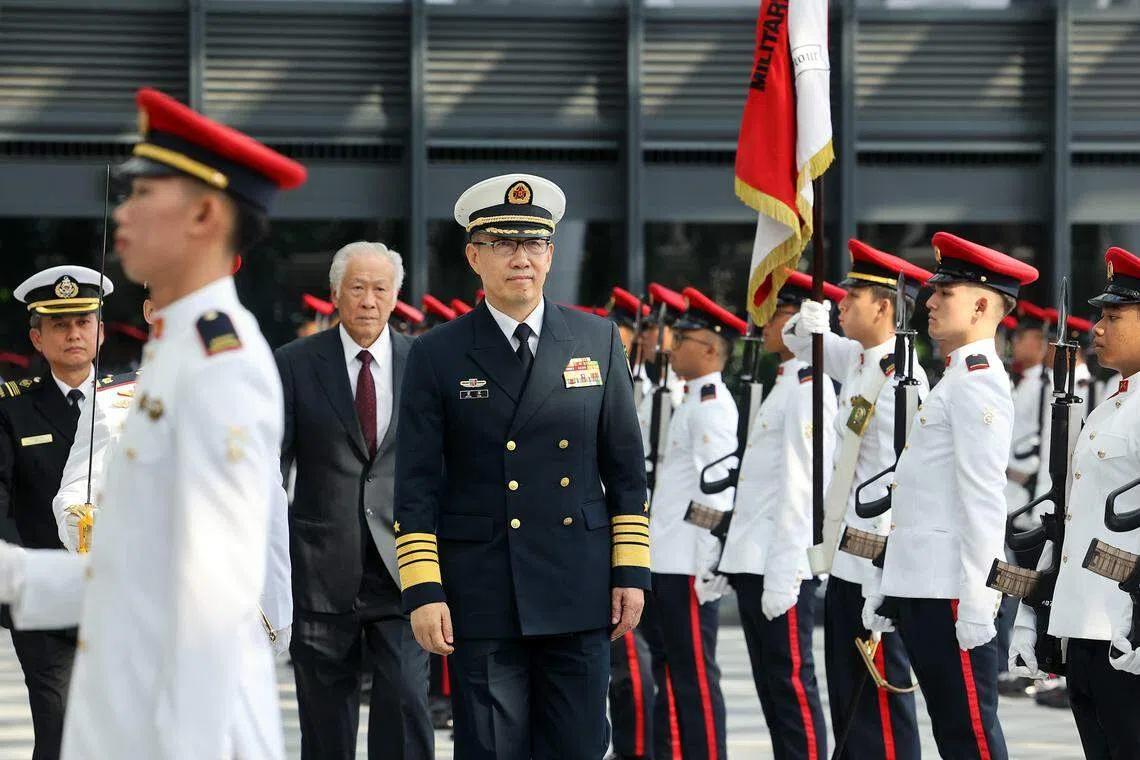 中国防长董军（前中）在第三届新中防长对话开始前，检阅了仪仗队。陪同他的是我国国防部长黄永宏医生（董军后方）。（萧紫薇摄）