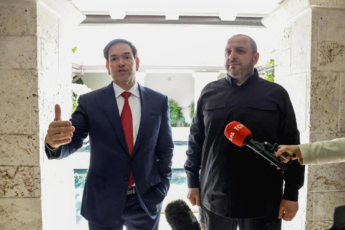 鲁比奥（左）和乌梅罗夫星期天在哈兰代尔海滩举行数小时会谈后一起接见记者。（路透社）