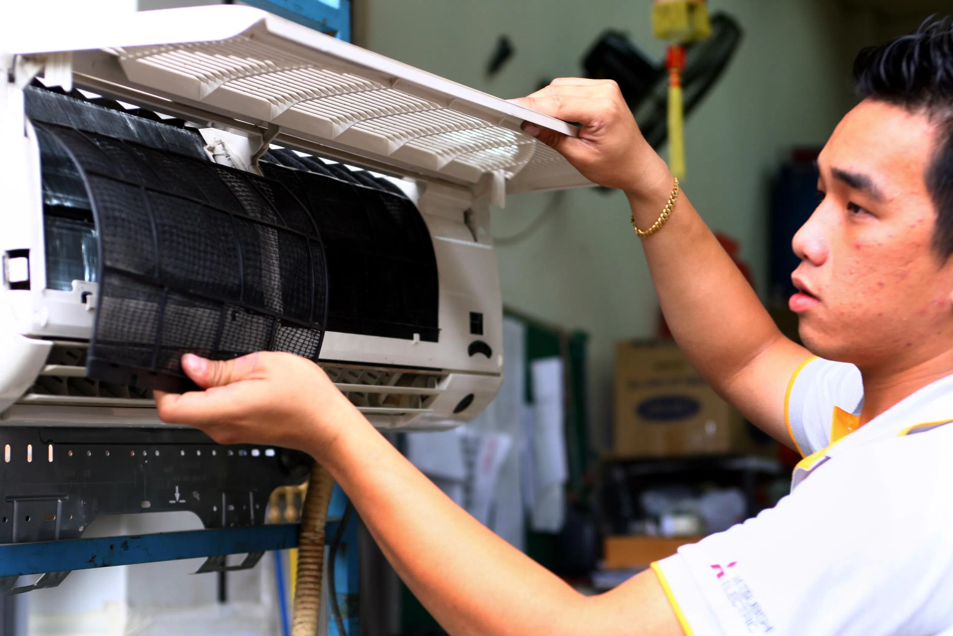 至少每三个月清洗一次冷气滤网，保持冷气运作顺畅。（档案照）