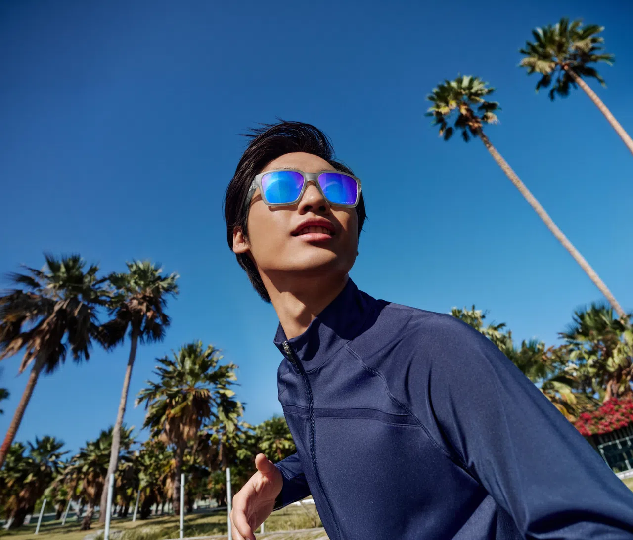 Oakley偏光包覆式墨镜，可运动可造型。（品牌提供）