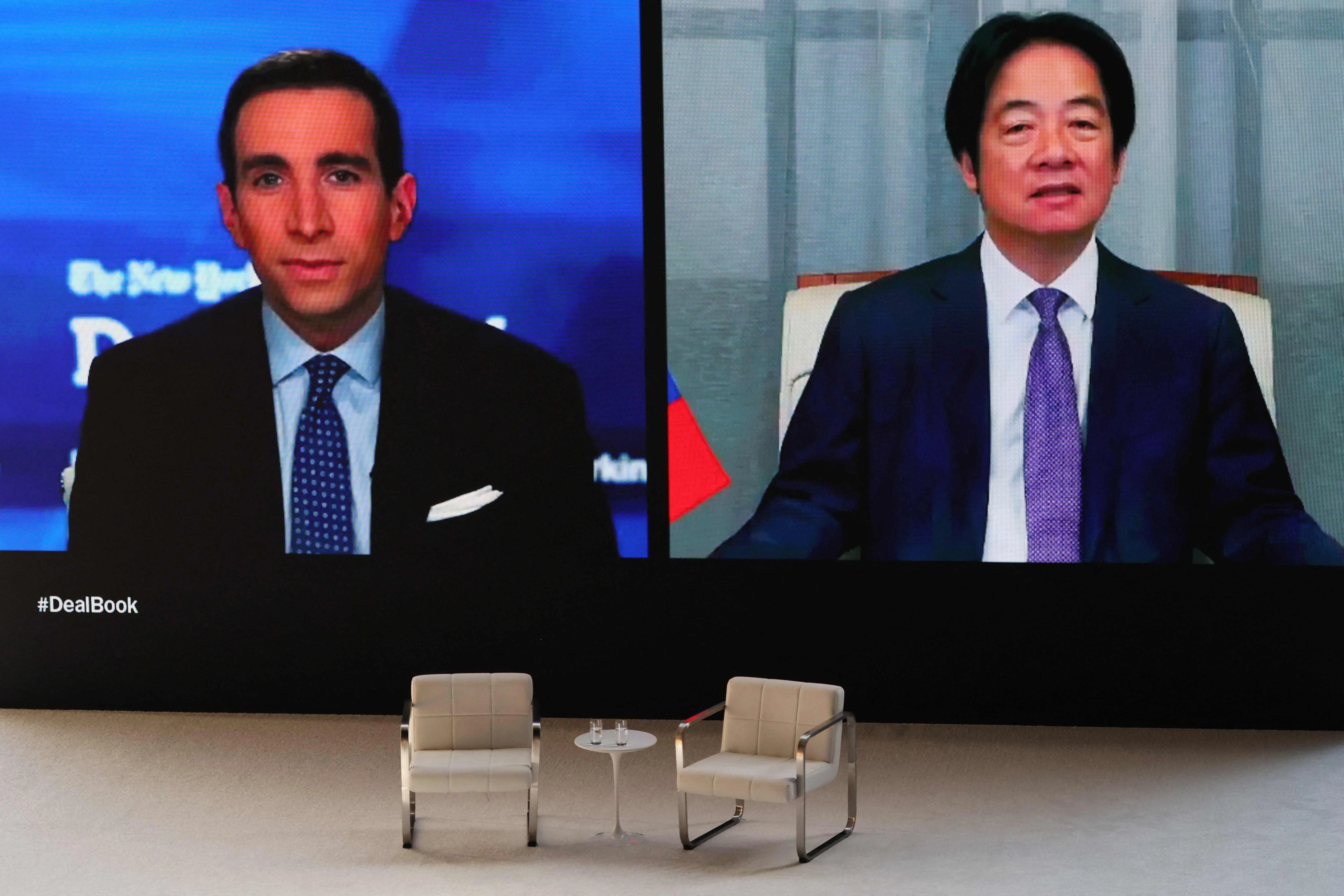 台湾总统赖清德（右）日前以视讯方式接受《纽约时报》“DealBook Summit”主持人索尔金（Andrew Ross Sorkin）的专访，访问内容于星期四（12月4日）凌晨播出。（法新社）