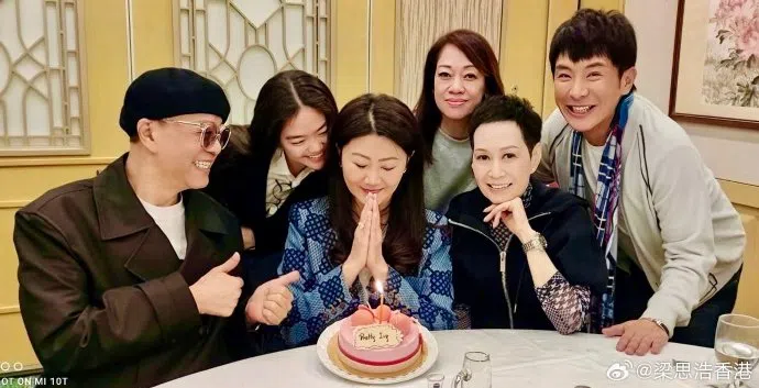 欧阳震华夫妇（左一、右二）近日与梁思浩（右一）等朋友聚餐。（取自梁思浩微博）