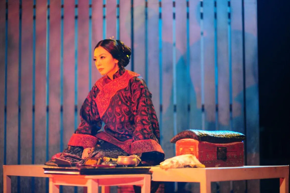 香港焦媛实验剧团曾将《金锁记》改编为舞台剧，由焦媛主演，王安忆编剧，许鞍华执导，在各地屡屡重演。（互联网）