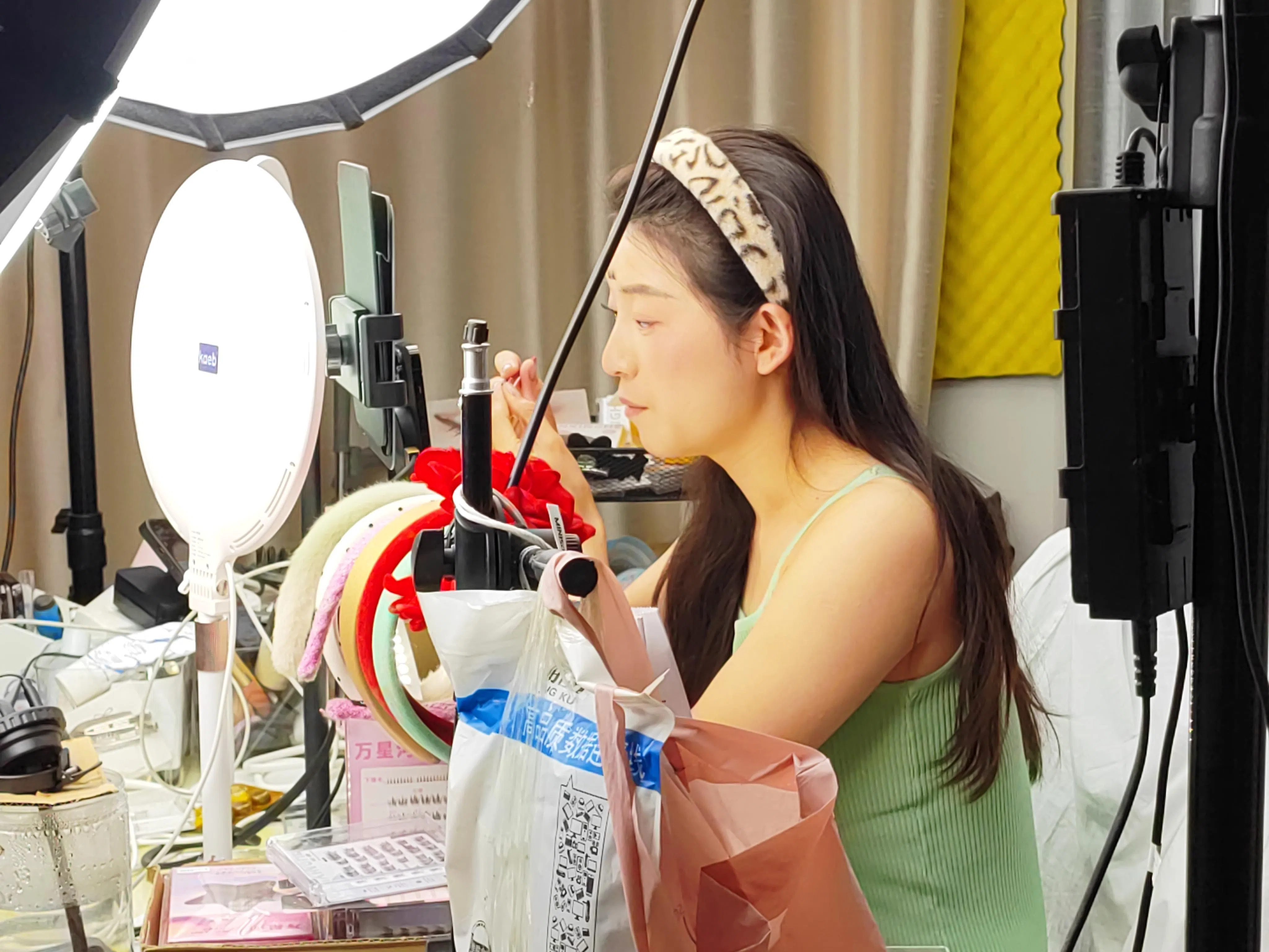 一名美妆博主在直播间里展示产自平度的假睫毛。（孟丹丹摄）