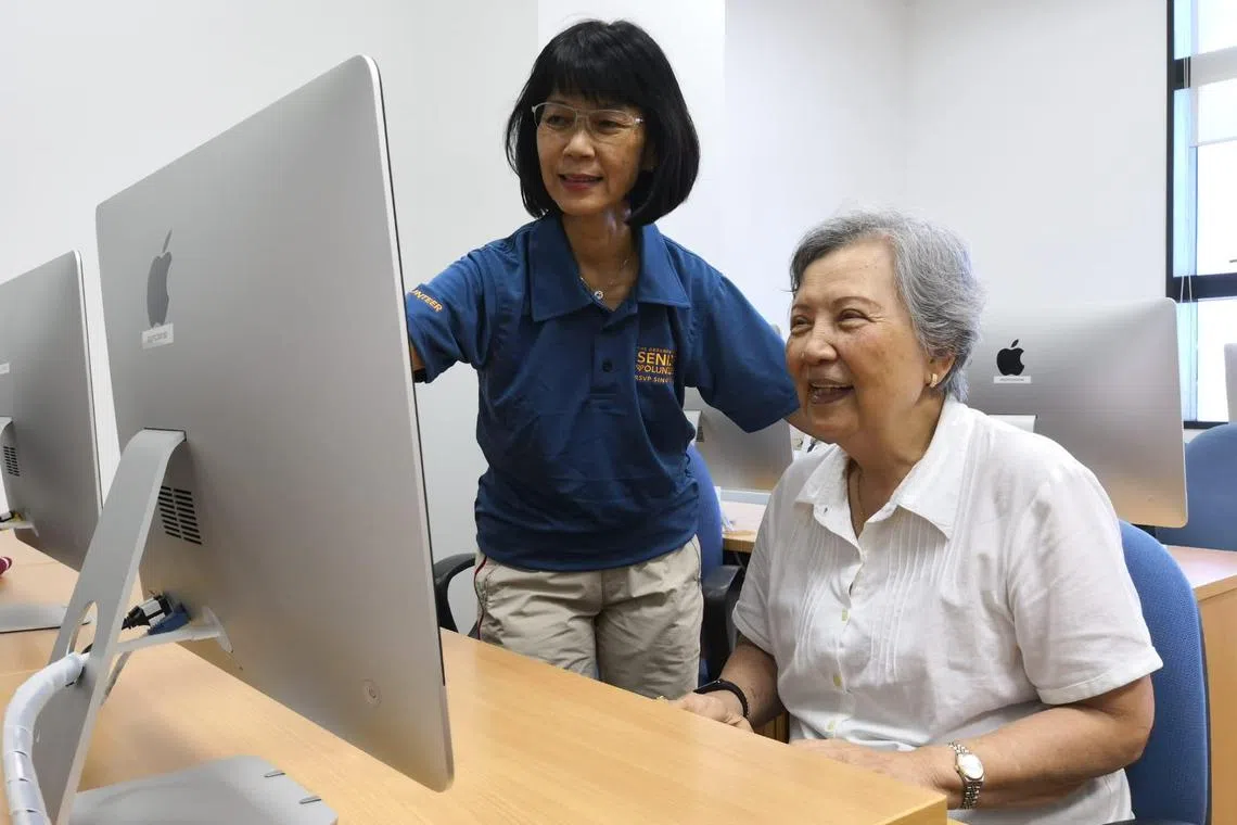 黄丽玉教导其他学员如何发电邮、使用平板电脑或电子钱包等，甚至还会修理电脑。（新加坡乐龄义工组织提供）