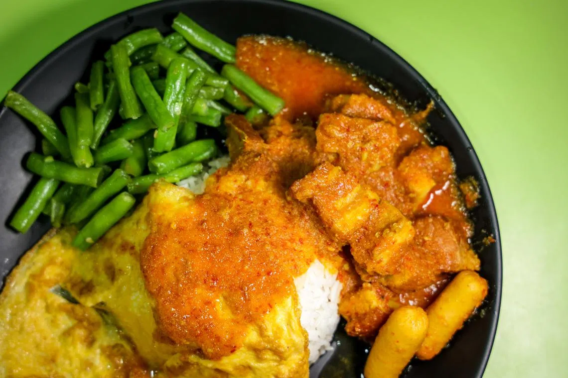 Curry Debal特选来自丹麦的苹果木烟熏猪肉，配小香肠，风味独特。（叶振忠摄）