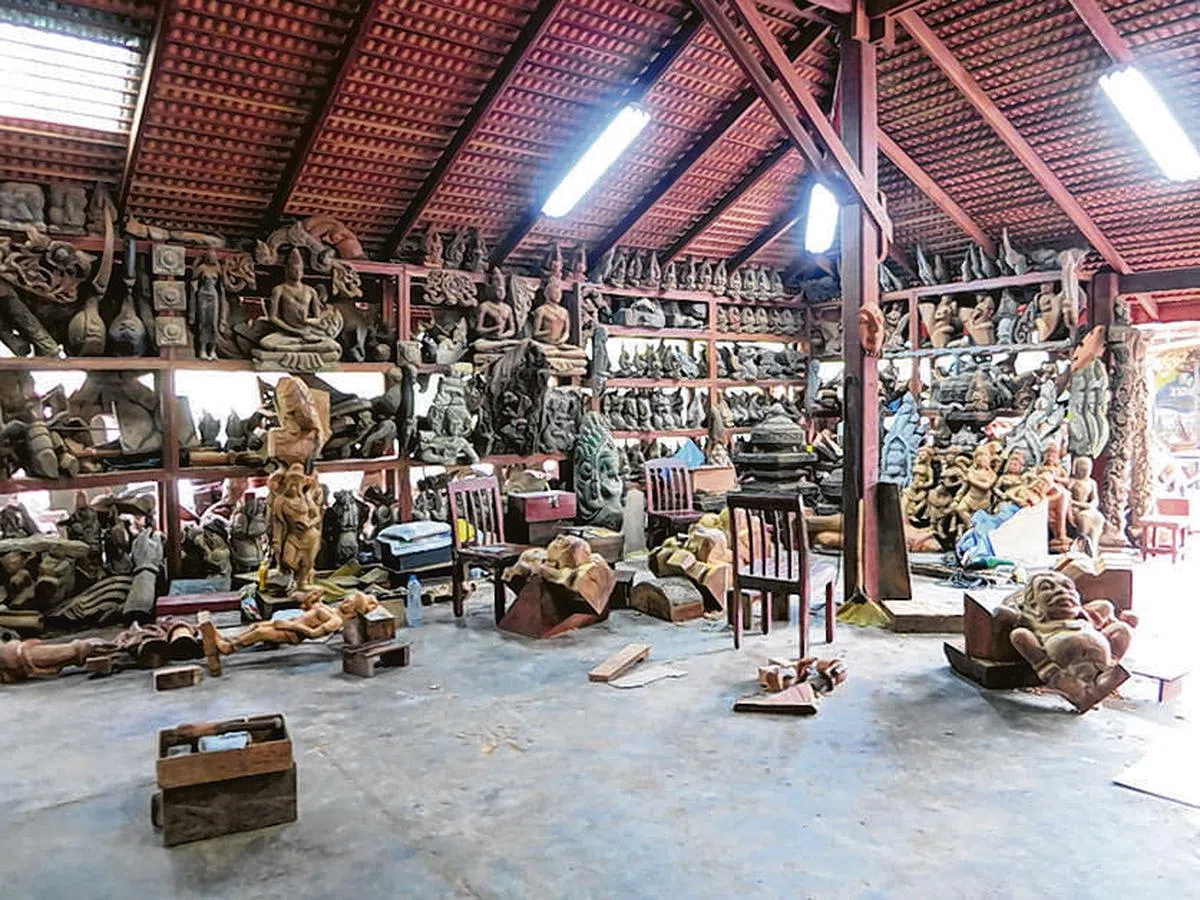 工作坊里摆放着大大小小的木头与未完成雕件。
