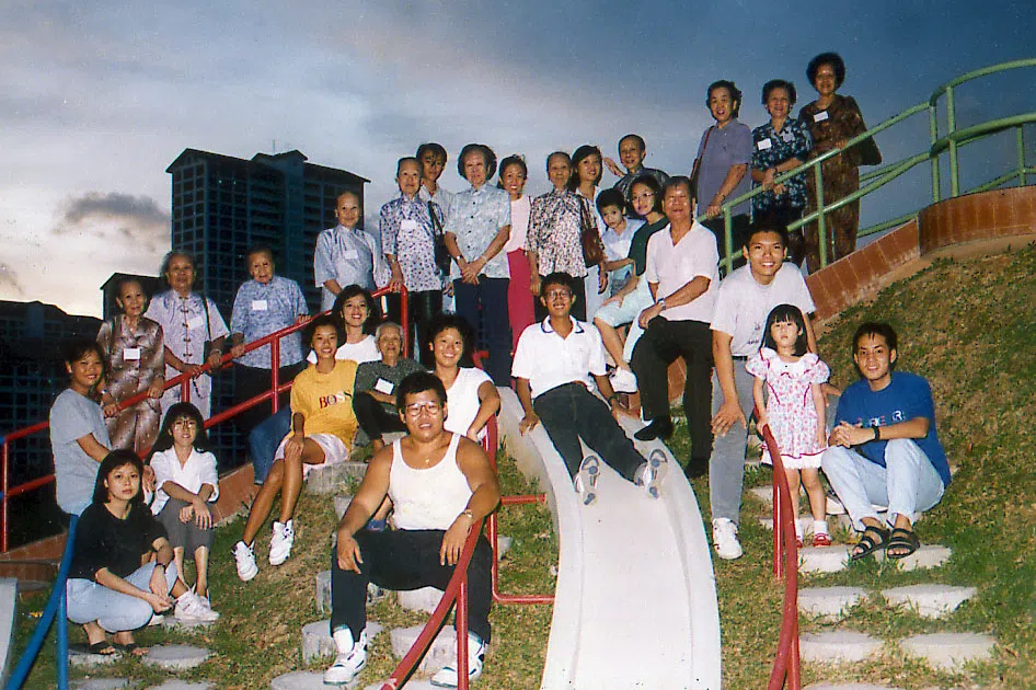 30多年前，俞肇斌（前排中穿白色背心者）与爱心团结义工机构的义工们，带年长者到碧山公园游玩。（受访者提供）