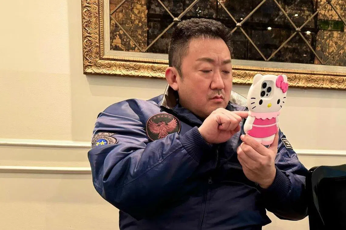 马东石的手机壳是可爱的吉蒂猫设计。（取自马东石IG）