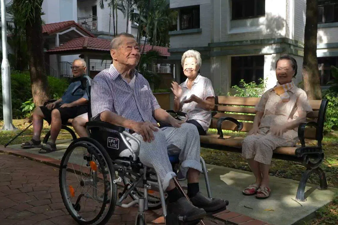 贺启东（左一）和单位其他的年长者一起到楼下散步，晨练。（视频截图）
