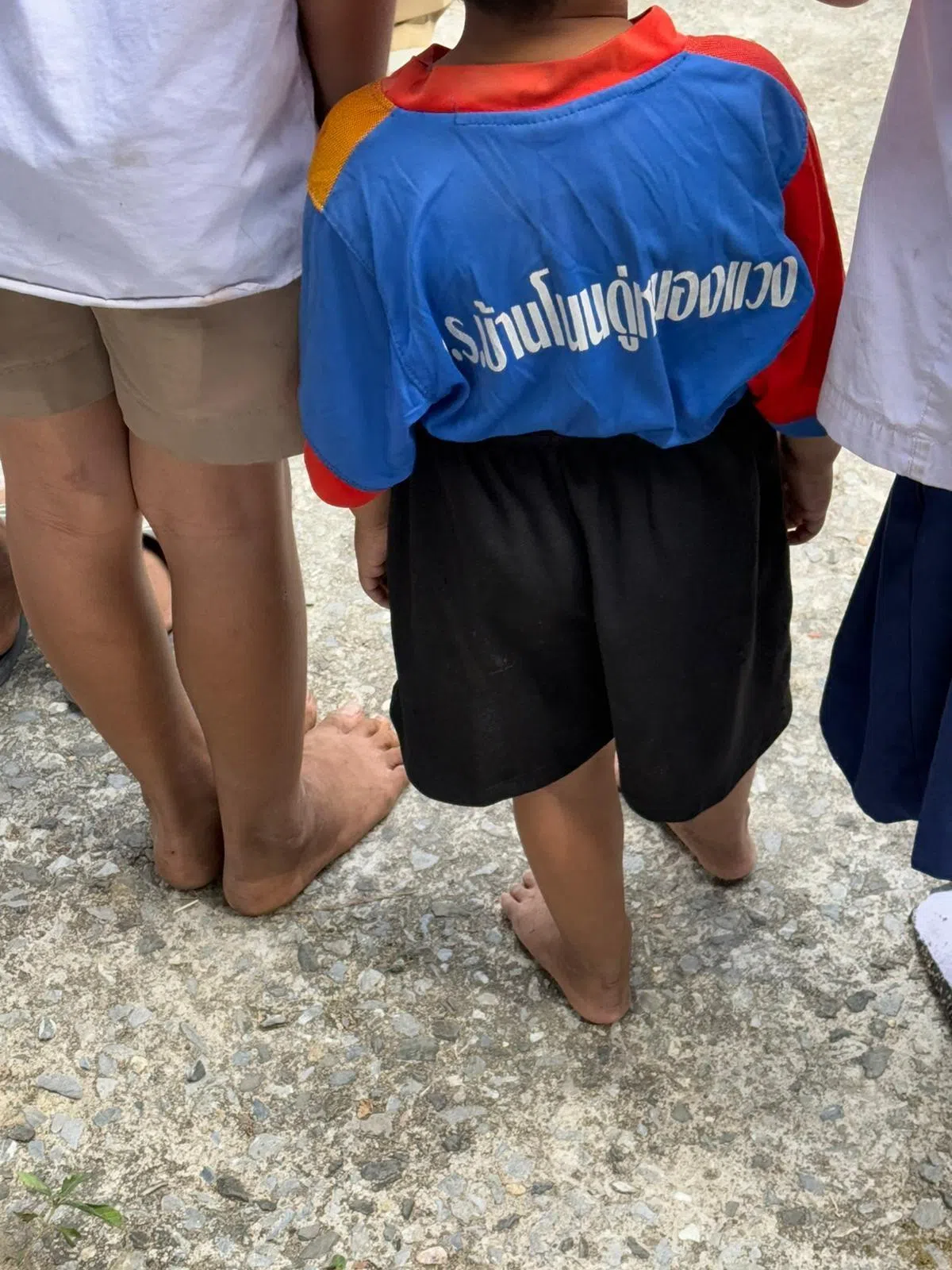 洪国锐发现不少孩子没有鞋子穿，只能赤脚上课。（受访者提供）