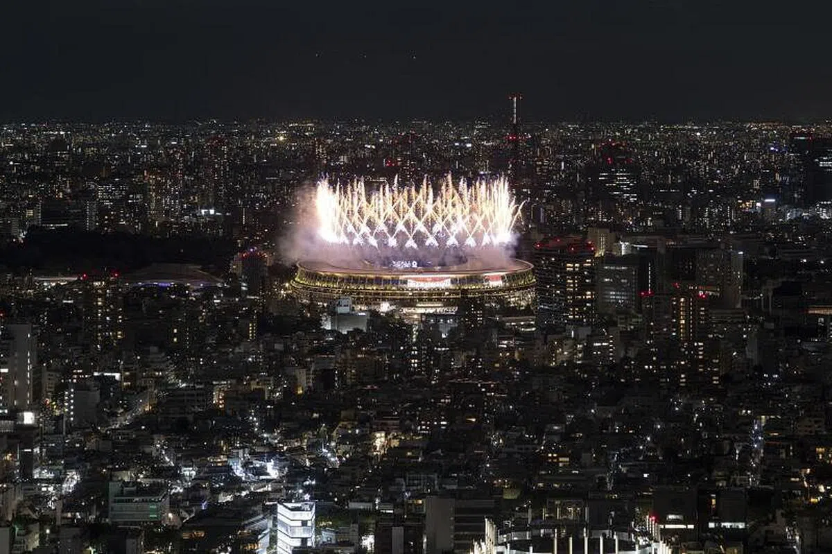 开幕式上，璀璨的烟火点亮了东京奥运体育场的上空。（法新社）