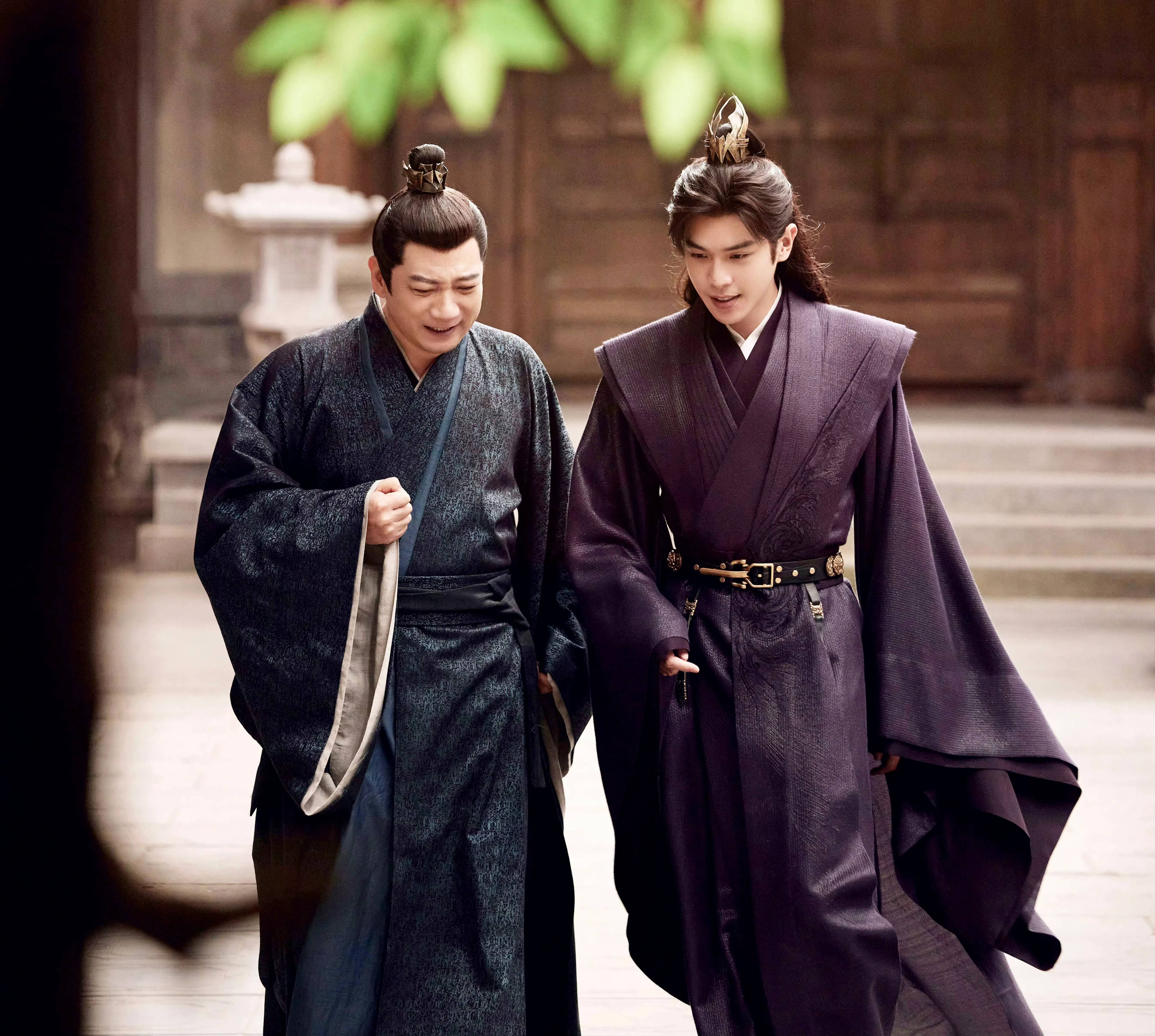 田雨（左）和张若昀在《庆余年》携手闯关，关关难过关关过。（取自剧集微博）