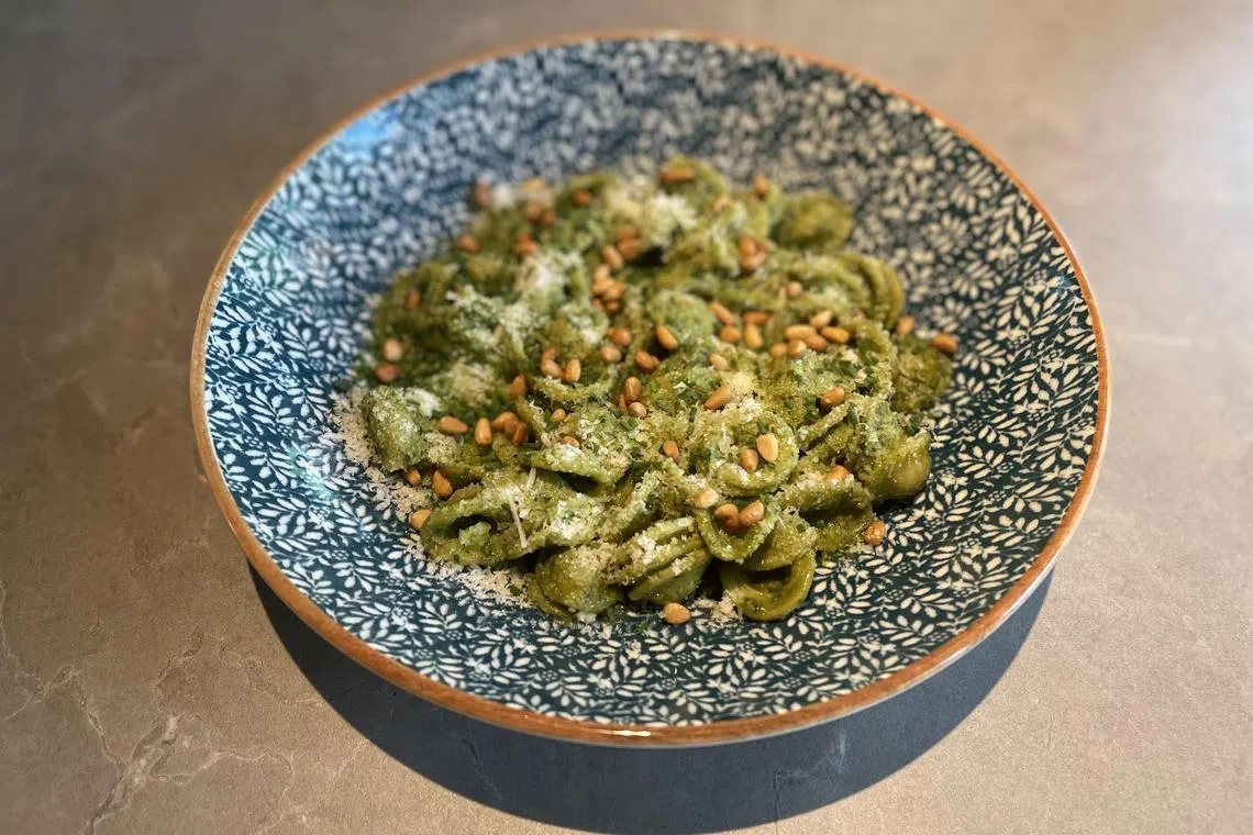 餐馆Kee’s的星期日烤鸡套餐，配有罗勒青酱猫耳意面。（黄靖晶摄）