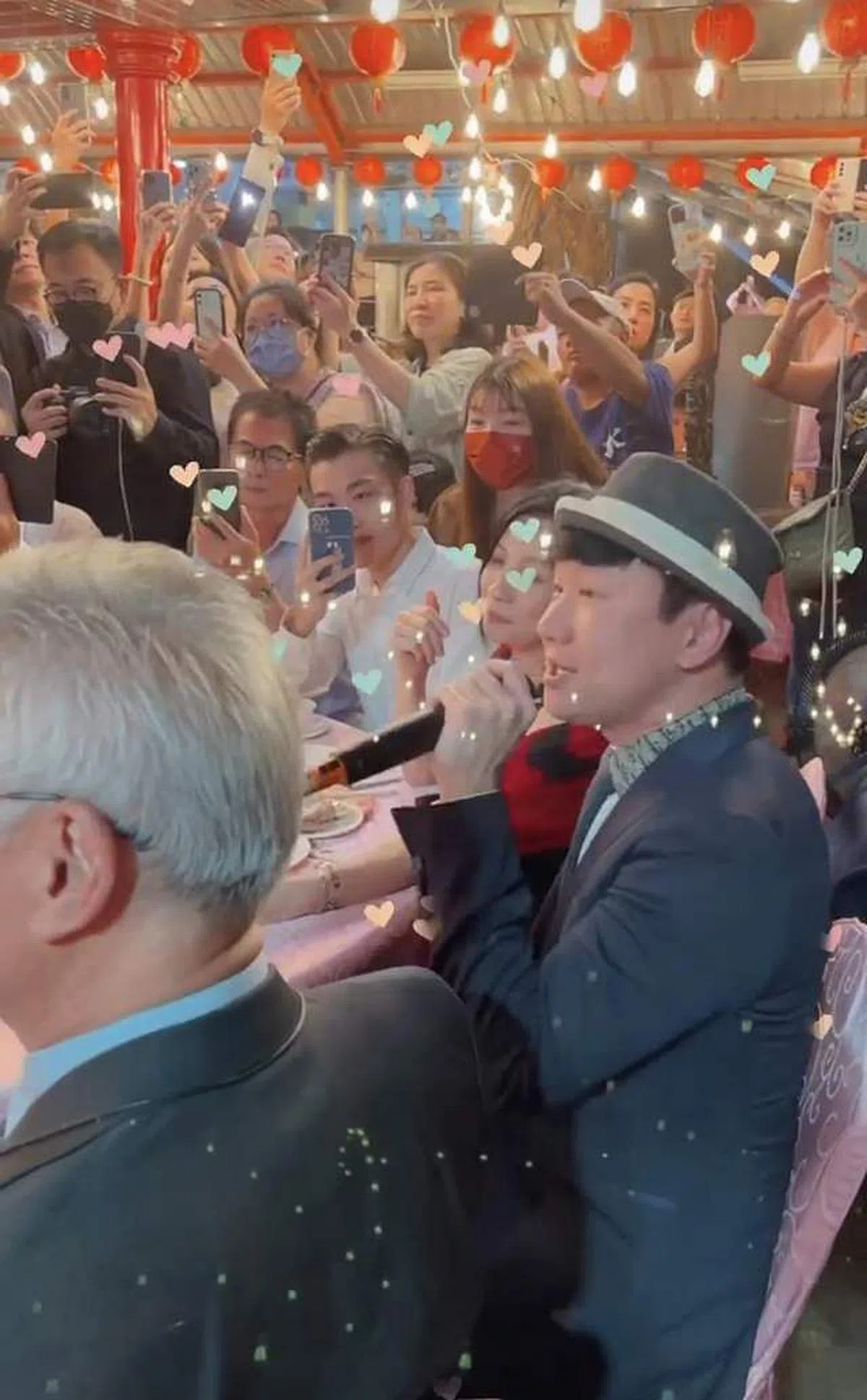 林俊杰在婚礼现场唱歌。（互联网）