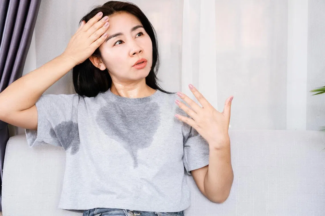 出汗量多到浸透衣服，或从手上滴落，扰乱日常生活，都属异常出汗。（iStock照片）