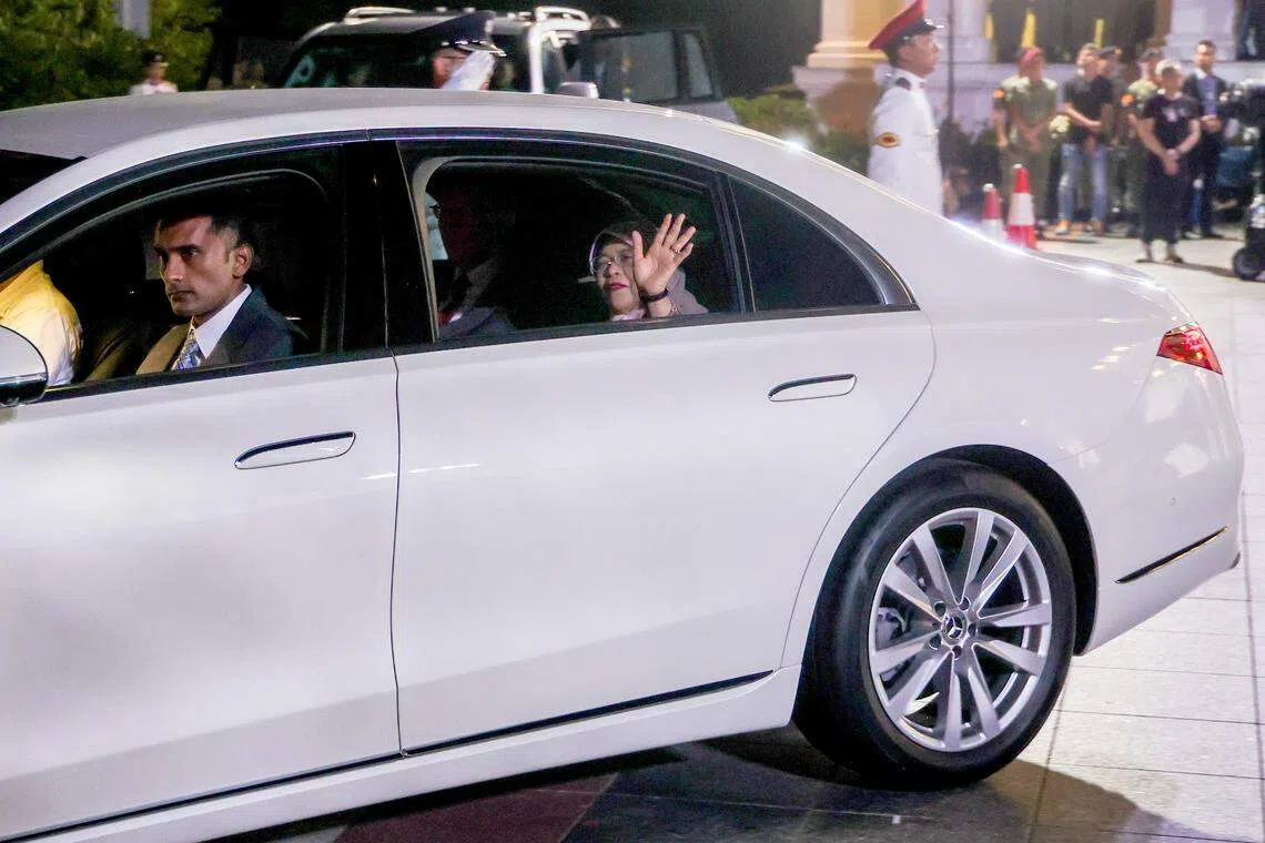 前总统哈莉玛（挥手者）在送别仪式结束后乘车离开总统府时，向在场的人挥别。（陈斌勤摄）