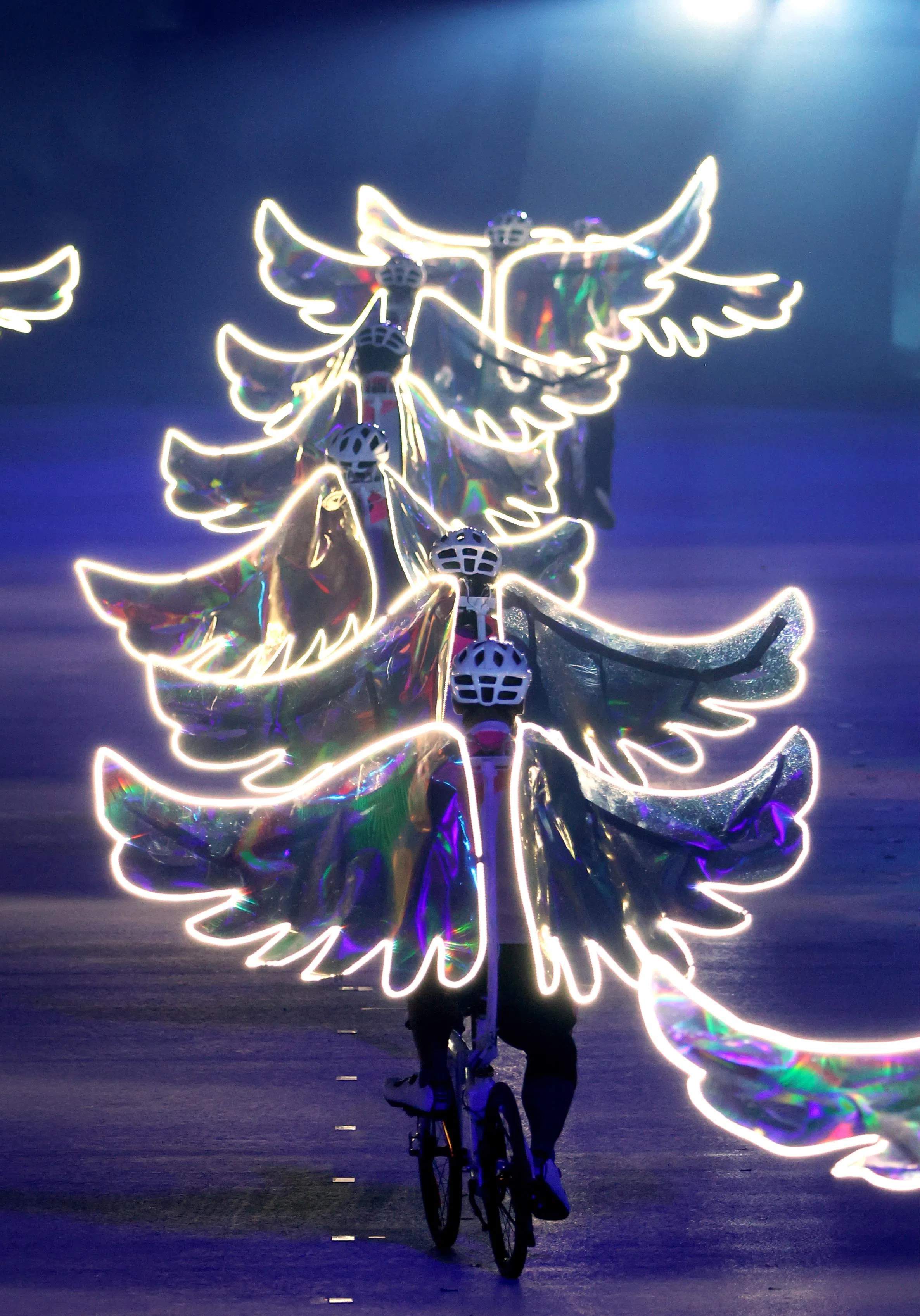 鸽子象征和平与繁荣，表演者背着造型酷似鸽子翅膀的道具，一边发出耀眼的光芒，一边缓缓穿梭于舞台。（ 陈渊庄摄）