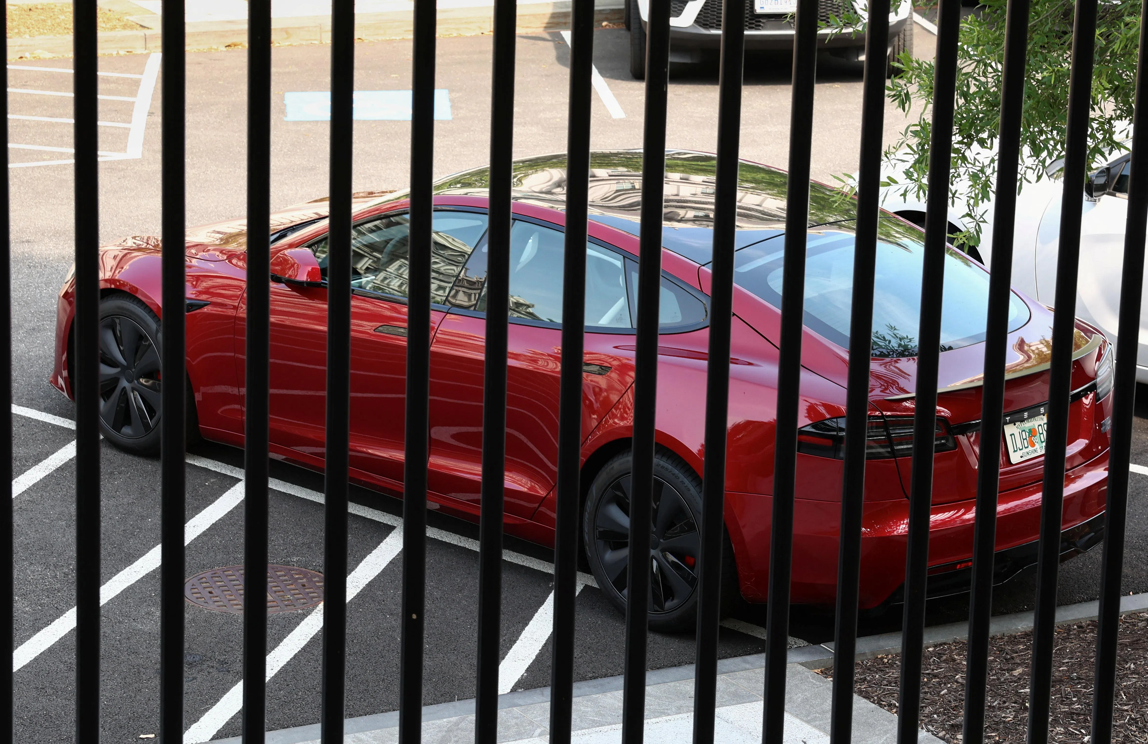 6月6日，特朗普今年早些时候购买的一辆特斯拉汽车停放在白宫和艾森豪威尔行政办公楼之间的西行政大道。（路透社）