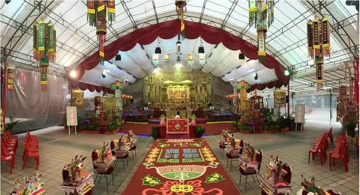 义安城2015年举行大法会时，在乌节路搭建气势磅礴大供棚，金线底绣品让会场更显壮观。（受访者提供）