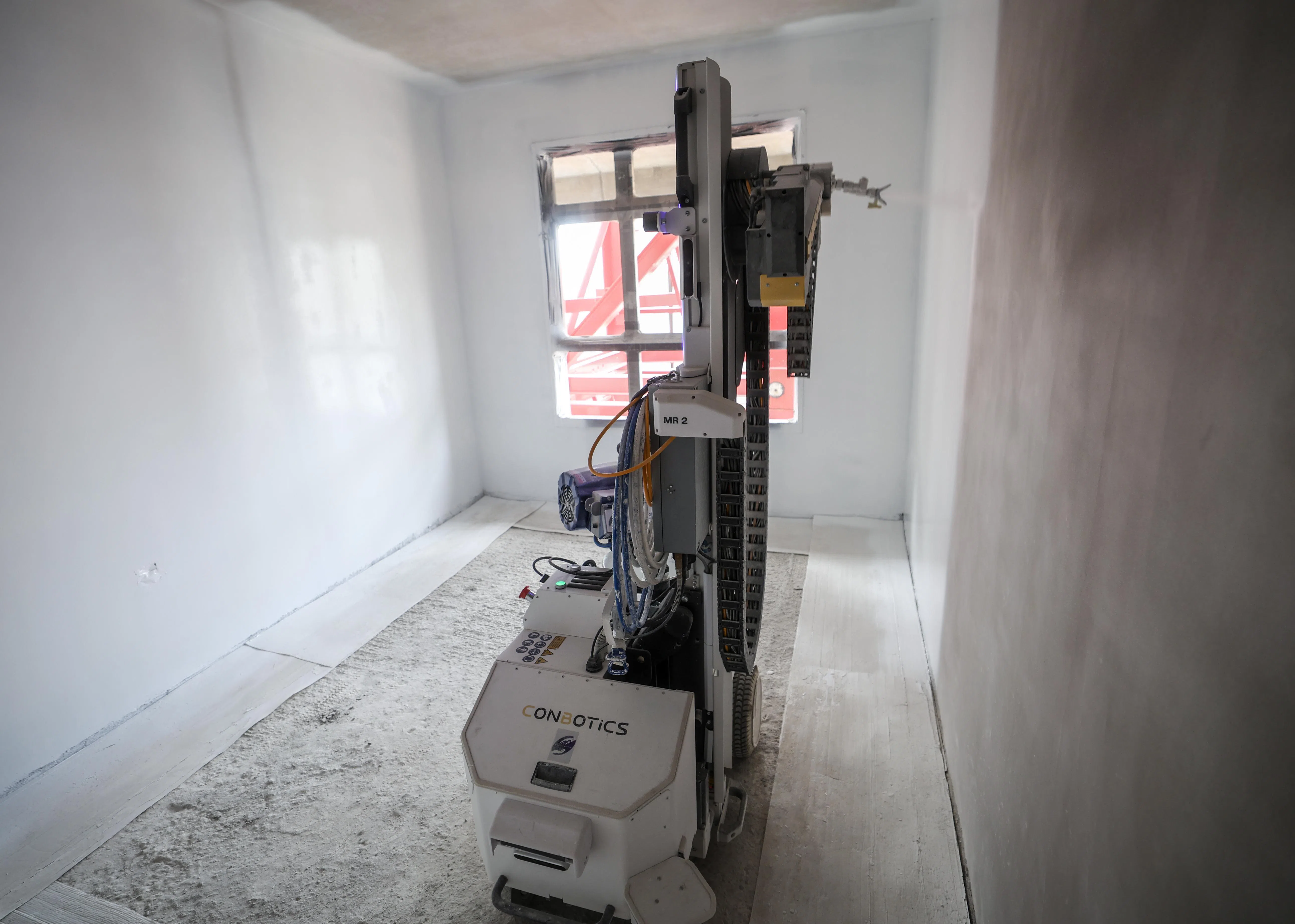 成顺发建筑私人有限公司在登加Parc Meadow预购组屋项目中，采用喷漆机器人提高效率。（关俊威摄）