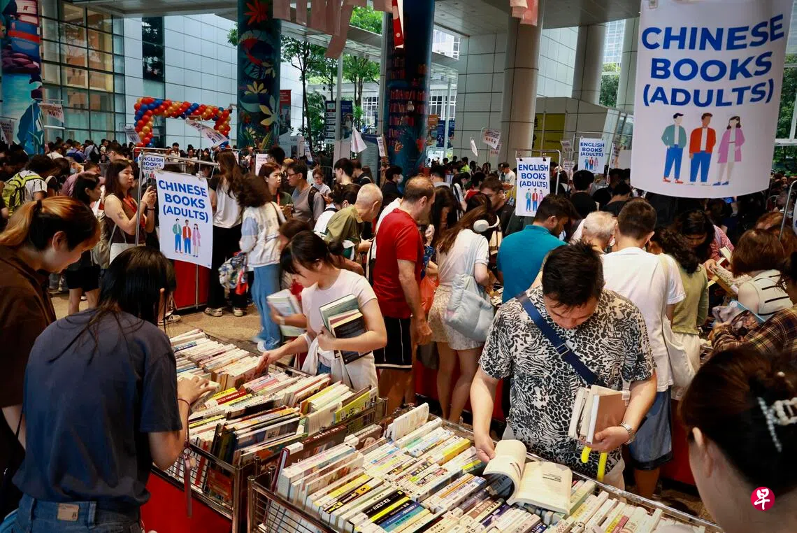 抢书不抢输图管局赠书活动首日吸引逾4000人冒雨赴约| 联合早报