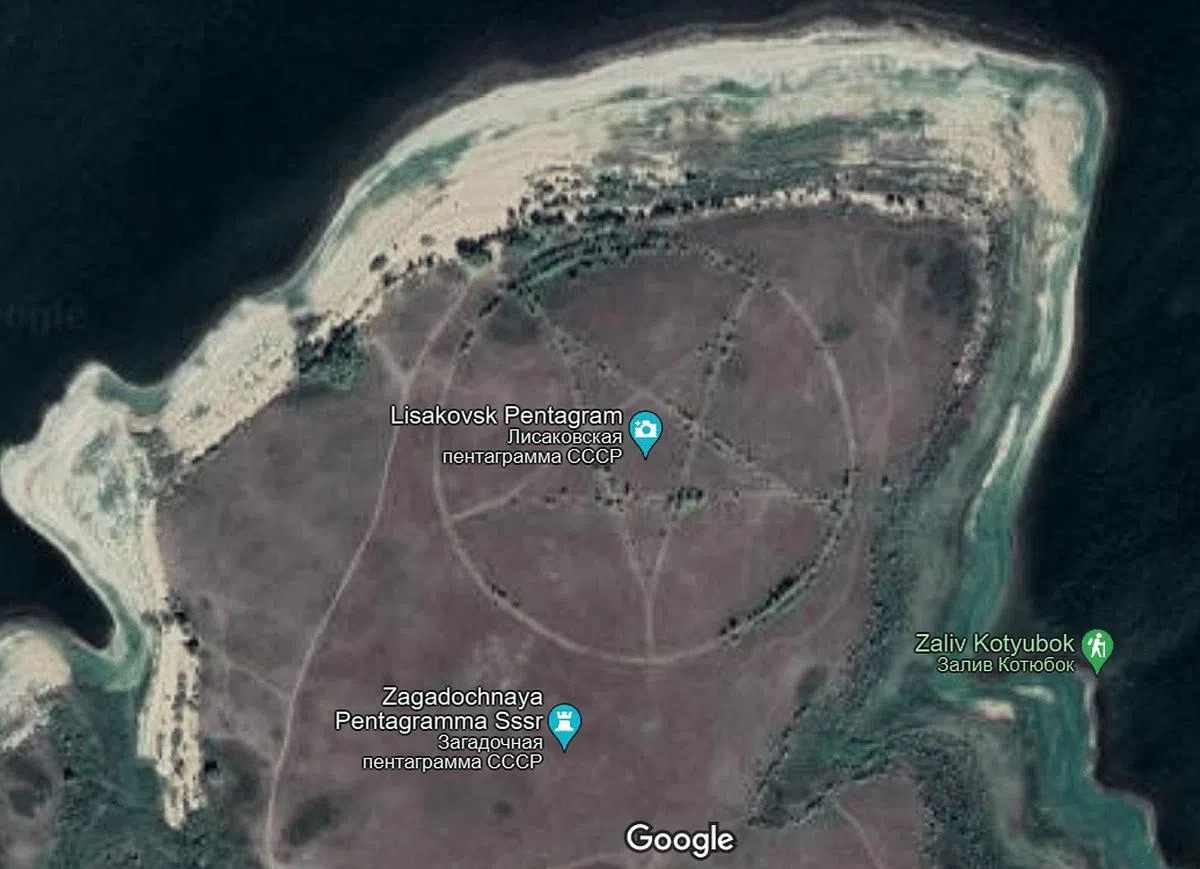 位于哈萨克斯坦北部的公园，从谷歌卫星地图上看是一个巨型五角星。（谷歌地图截图）