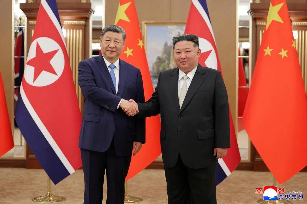 中共中央总书记、国家主席习近平访问朝鲜，新华社发表评论称，中朝关系站在新的历史起点，肩负新的时代使命。