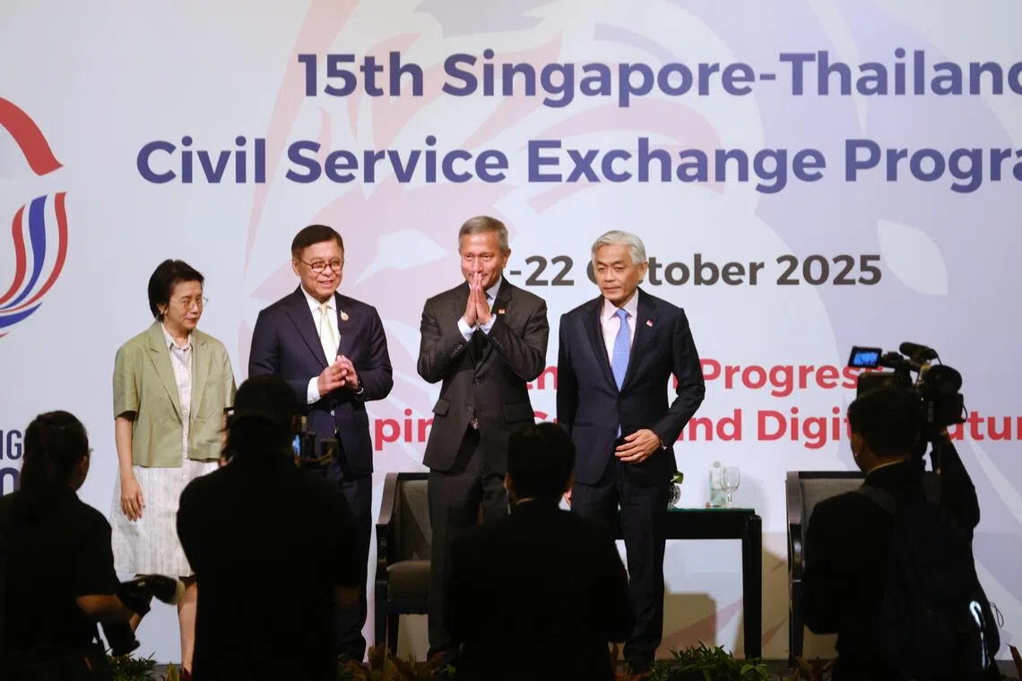 我国外交部长维文医生（右二）星期三（10月22日）同到访的泰国外交部长西哈萨（Sihasak Phuangketkeow，左二）一同主持第15届新加坡—泰国公共服务交流计划开幕式。（曾坤顺摄）