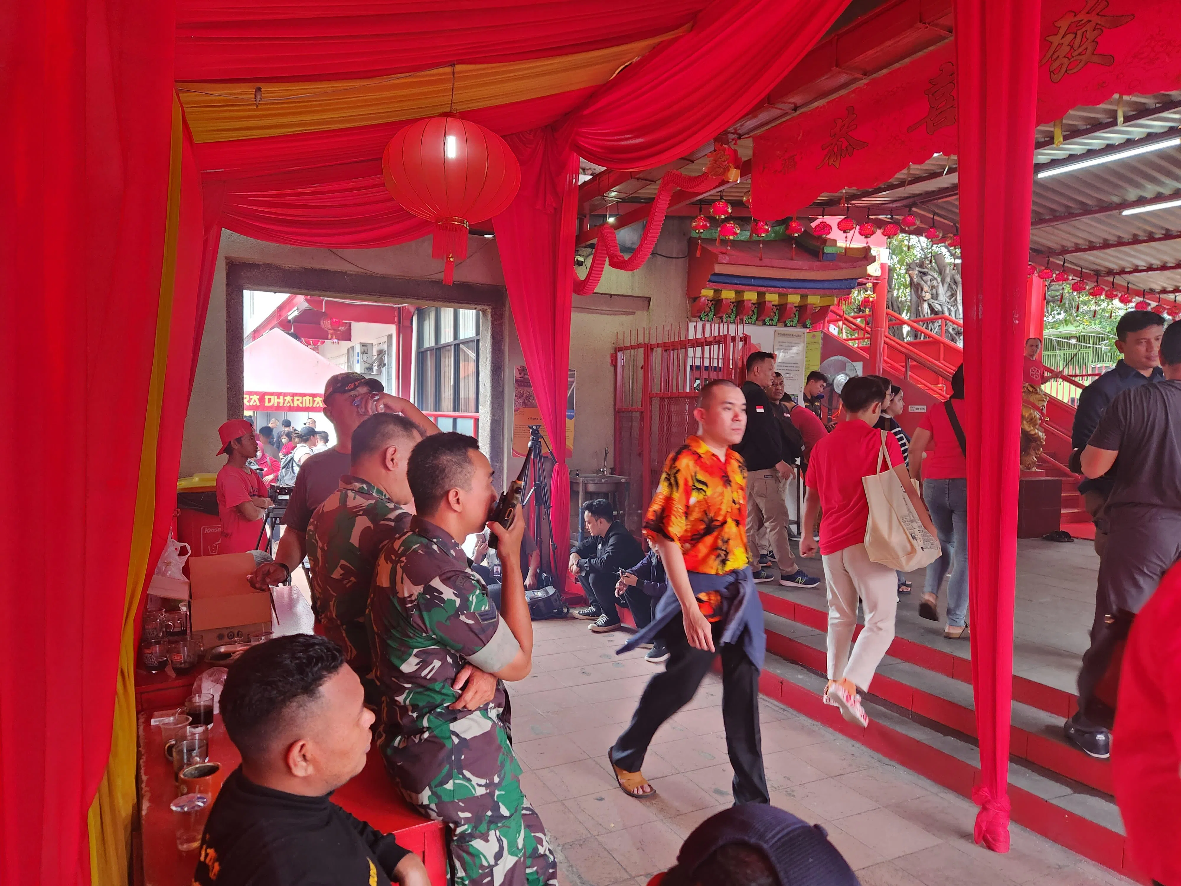 雅加达古刹金德院大年初一迎来进香的信众，现场也有军警确保民众安全。（蓝云舟摄）