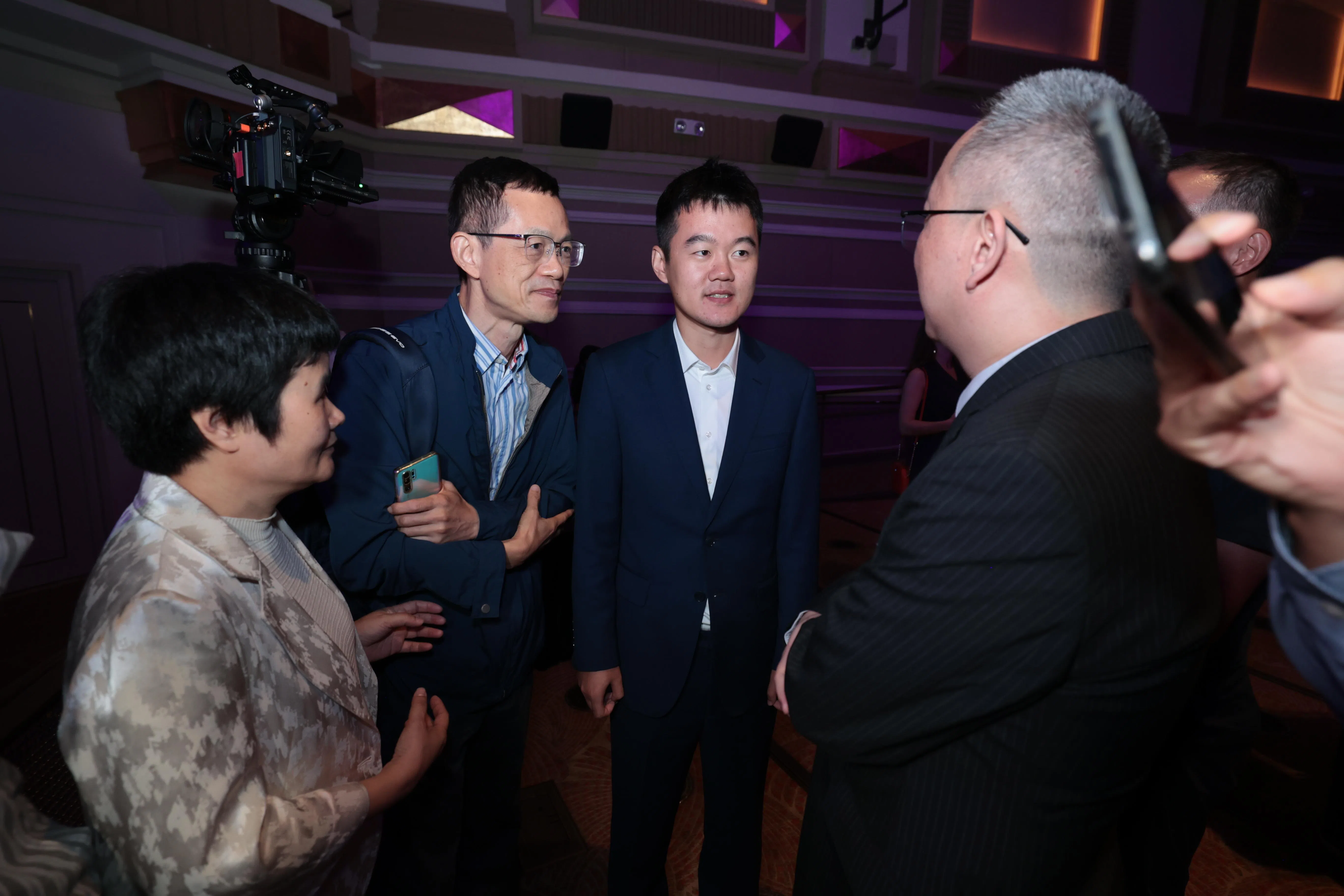 丁立人（左三）状态欠佳，在赛前是较不被看好的一方。（梁麒麟摄）