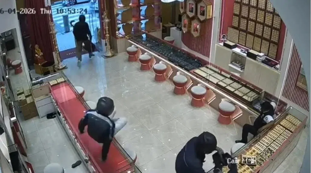 社交媒体流传的视频显示，抢匪得手后迅速逃离现场。（社媒视频截图）