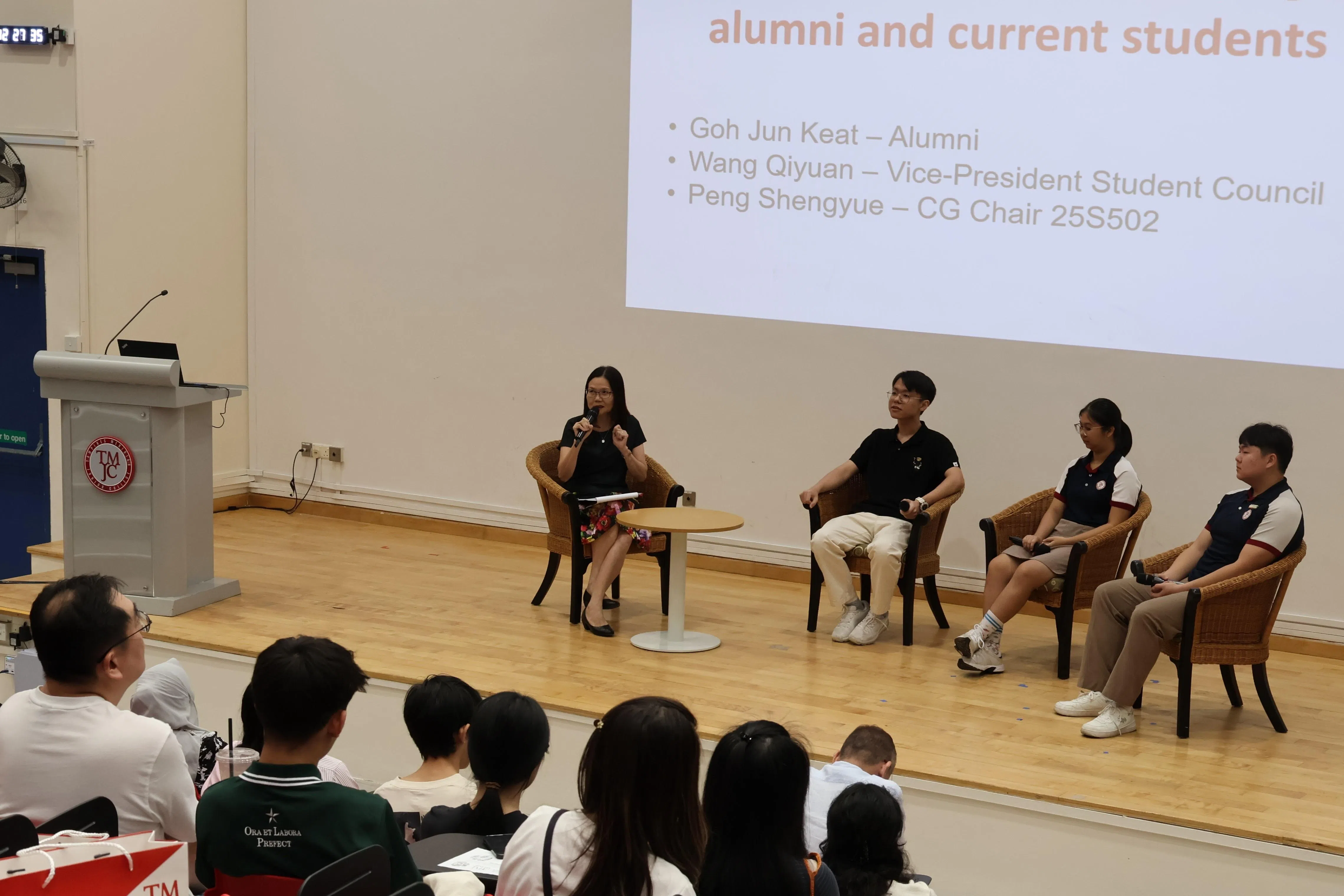 副院长卓丽霞（左一）主持淡美校友分享会。（淡美初院摄影俱乐部提供）