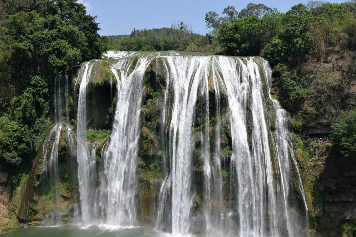 缺水的黄果树瀑布岩石外露。（作者提供）