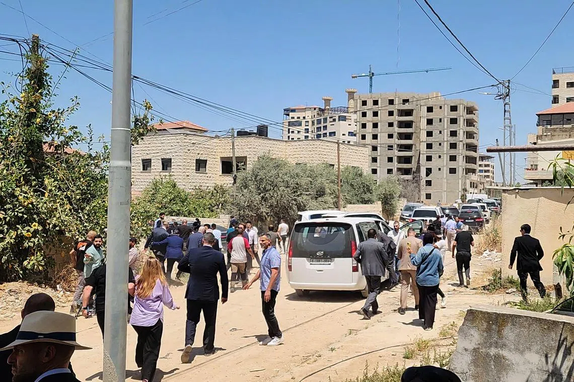 5月21日，欧洲联盟外交代表团成员在访问杰宁市期间聚集在杰宁难民营东入口处，以色列军开枪后，代表们匆忙离开。（法新社）