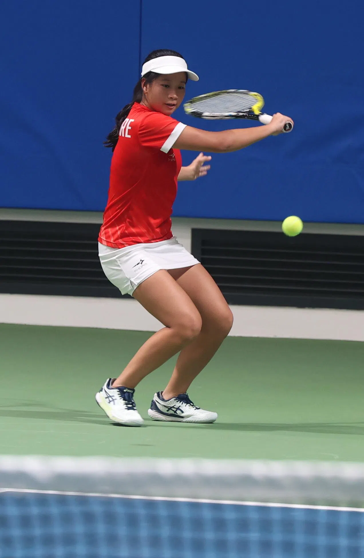17岁的国家集训队队员唐颖珊，首次在新的加冷网球中心打球。（邬福梁摄）